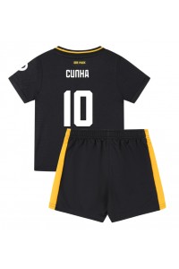 Wolves Matheus Cunha #10 Babytruitje Uit tenue Kind 2024-25 Korte Mouw (+ Korte broeken)